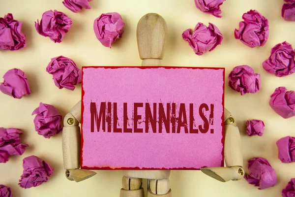 Texto a mano Millennials Motivational Call. Concepto que significa Generación Y Nacido de 1980 a 2000 escrito en papel Sticky Note sosteniendo por Wooden Jointed Toy fondo liso Paper Ball — Foto de Stock