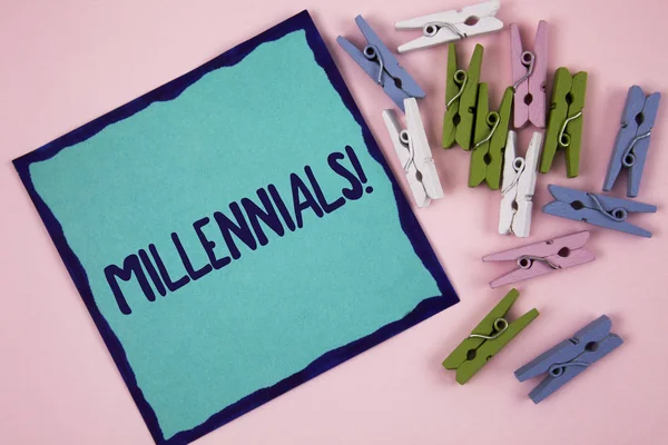 Handschrift Text Schreiben Millennials Motivationsanruf. Konzept der Generation Y, geboren von den 1980er bis 2000er Jahren, geschrieben auf klebrigem Zettelpapier auf schlichtem rosa Hintergrund, daneben Holzklammern. — Stockfoto