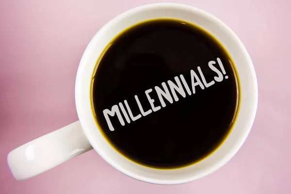 Manuscrito texto escrevendo Millennials Motivational Call. Conceito que significa Geração Y Nascido de 1980 a 2000 escrito em Black Tea in White Cup em fundo liso. Vista superior . — Fotografia de Stock