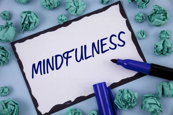 Escribiendo nota mostrando Mindfulness. Foto de negocios mostrando Ser consciente Conciencia Calma Acepta pensamientos y sentimientos escritos en papel de nota pegajosa dentro de bolas de papel sobre fondo liso Pen — Foto de Stock