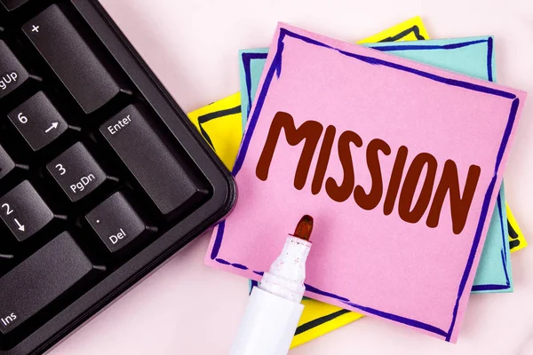 Text sign showing Mission. Conceptual photo Corporate goal Important Assignment Business purpose and focus written on Pink Sticky Note paper on plain background Marker and Black Keyboard. — Stock Photo, Image