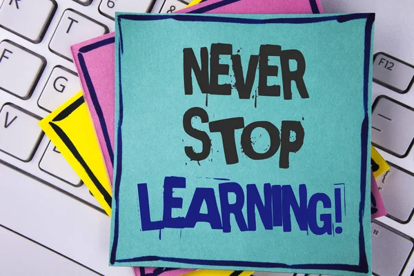 Escribir texto a mano Nunca dejes de aprender Llamada motivacional. Concepto significado Sigue educándote Mejora las habilidades escritas en papel de nota pegajoso colocado en el teclado del ordenador portátil Papeles de nota pegajosos . —  Fotos de Stock