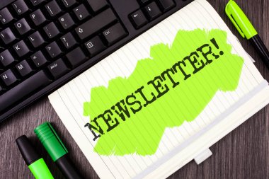 Bülten motivasyonel ara yazma el yazısı metin. Defter kitap boyalı ahşap arka plan Marker ve klavye üzerinde yazılı grubu üyeleri tarafından düzenli olarak gönderilen bülten anlam kavramı