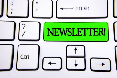 Word metin haber bülteni motivasyonel ara yazma. İş kavramı kopya alanı ile yeşil anahtar düğme üstünde beyaz klavye üzerinde yazılı grubu üyeleri tarafından düzenli olarak gönderilen bülten için. Üstten Görünüm.