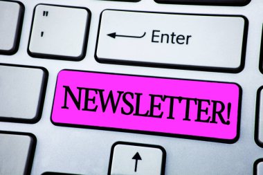 Bülten motivasyonel ara gösterilen metin işareti. Kavramsal fotoğraf Bülteni beyaz klavye pembe anahtarını düğmesinde kopya alanı ile yazılı grubu üyeleri tarafından düzenli olarak gönderilen. Üstten Görünüm.