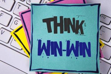 El yazısı metin yazma düşünüyorum kazan-kazan. Yapışkan not kağıdına yazılı yararları elde etmek için her iki ortaklarına için müzakere stratejisi anlam kavramı Laptop klavye yapışkan not kağıtları yerleştirilen.