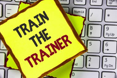 Tren eğitmen gösterilen metin işareti. Kavramsal fotoğraf öğrenme tekniği öğretmenler kendileri yapışkan not kağıtta yazılı olan öğrenciler dizüstü bilgisayarda yerleştirilir..