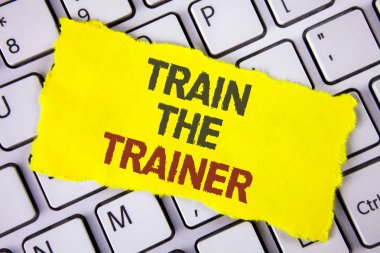 Tren eğitmen gösterilen metin işareti. Kavramsal fotoğraf öğrenme tekniği öğretmenler kendileri yapışkan gözyaşı bir not kağıdına yazılı olan öğrenciler beyaz klavyede yerleştirilir. Üstten Görünüm.