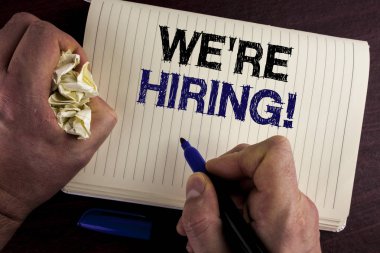 Çoğu işe motivasyonel dediğimiz gösterilen not yazma. İşgücü istedim yeni çalışanlar adam tarafından defter kitap ahşap arka plan kalem buruşuk kağıt üzerinde yazılı işe alım vitrine iş fotoğraf