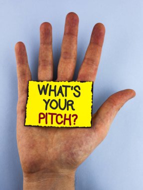 Ne Your Pitch soru gösterilen metin işareti. Düz arka plan yandan kavramsal fotoğraf mevcut teklif proje tanıtımı veya ürün üzerinde sarı yapışkan not yazılı yerleştirilen.