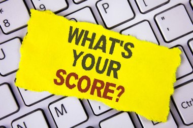Ne Your puanı soru gösterilen metin işareti. Kavramsal fotoğraf söyle kişisel bireysel değerlendirme ortalama gözyaşı yapışkan not kağıdına yazılmış sonuçları beyaz klavyede yerleştirilir. Üstten Görünüm.