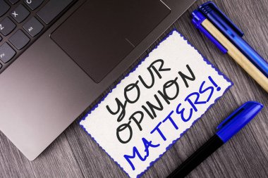 Metin yazma Your görüş konularda motivasyonel ara kelime. İş kavramı müşteri geribildirim yorumları için önemli ahşap arka plan Laptop işaretleri beyaz yapışkan not kağıdına yazılı