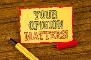 Kişisel görüş konularda motivasyonel ara gösterilen not yazma. İş fotoğraf vitrine müşteri geribildirim yorumları yanında ahşap arka plan kalemdeki yapışkan not kağıt üzerinde yazılı önemlidir.