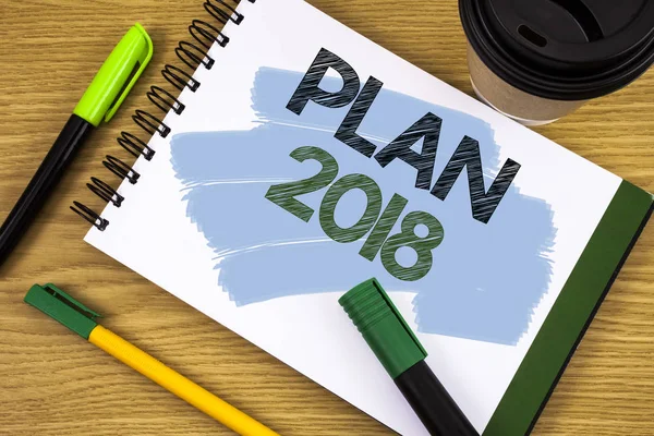 Schrijven van notitie weergegeven: Plan 2018. Zakelijke foto presentatie van uitdagende ideeën doelen voor Nieuwjaar motivatie aan de Start. Concept voor informatie — Stockfoto