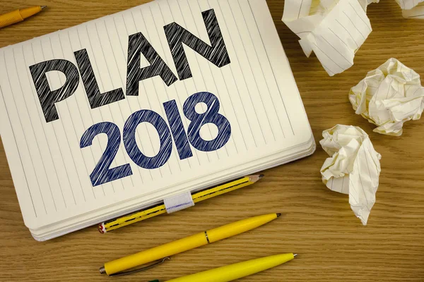 Nota de redacción que muestra el Plan 2018.Foto de negocios que muestra las metas de las ideas desafiantes para la motivación de año nuevo para comenzar. Concepto para la información —  Fotos de Stock