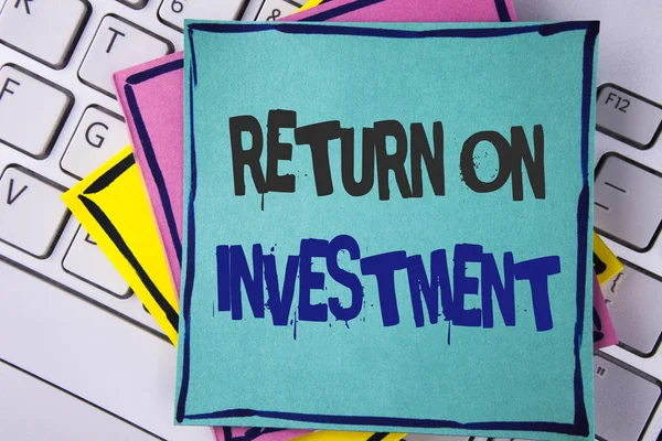 Text rukopisu psaní Return On Investment. Koncept význam výkonu opatření hodnocení efektivnosti podnikání napsané na papíře s poznámkou na Laptop klávesnice s poznámkou papíry. — Stock fotografie