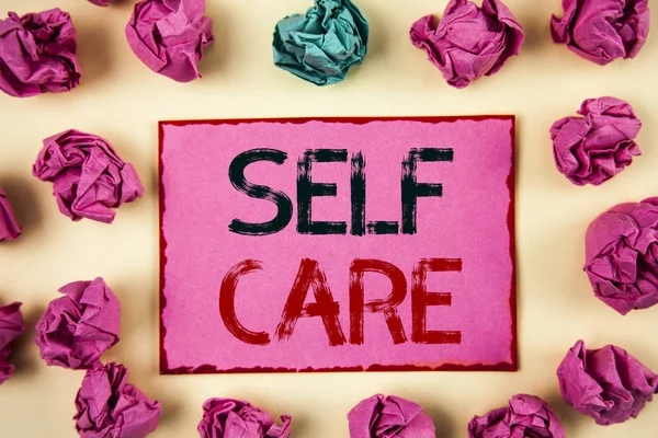 Σύνταξη σημείωσης δείχνει Self Care. Επαγγελματίες φωτογραφία προβάλλοντας προστασίας μπορείτε να δώσετε στον εαυτό σας ατομικό τηλεχειριστήριο που ελέγχει την έννοια για πληροφορίες — Φωτογραφία Αρχείου