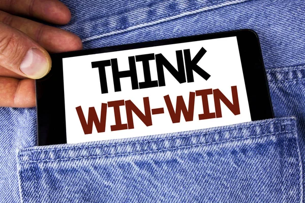 Kavramsal el düşünüyorum kazan-kazan gösterilen yazma. İş fotoğraf metin üstünde hareket eden telefon tarafından adam kot arka planda tutarak yazılı yararları elde etmek için her iki ortaklarına için müzakere stratejisi.