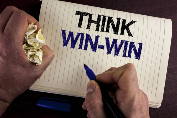 Düşünüyorum kazan-kazan gösterilen not yazma. Adam tarafından defter kitap ahşap arka plan kalem buruşuk kağıt üzerinde yazılı yararları elde etmek için her iki ortaklarına için müzakere stratejisi vitrine iş fotoğraf