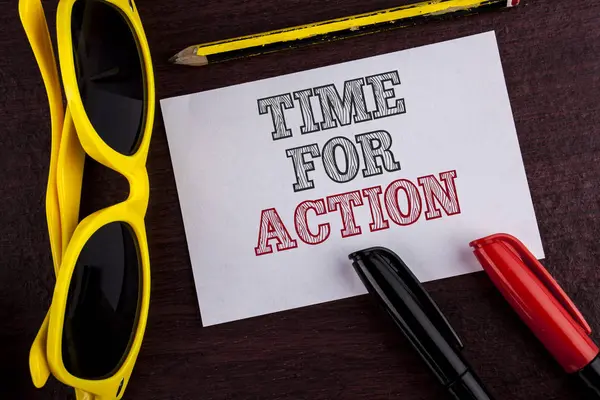 Zaman için eylem gösteren not yazma. İş fotoğraf vitrine bir şeyler yap şimdi hareket yapışkan not kağıdına ahşap arka plan kalem kalem gözlük üzerine yazılmış şu anda belirli bir amaca