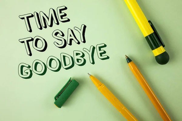 Word pisanie tekstu czas się pożegnać. Koncepcja biznesowa separacji Moment pozostawiając Breakup pożegnanie życzenia zakończenia napisane na zwykły zielone tło długopisy obok niego. — Zdjęcie stockowe