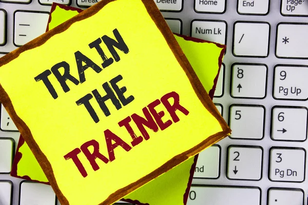 Tren eğitmen gösterilen metin işareti. Kavramsal fotoğraf öğrenme tekniği öğretmenler kendileri yapışkan not kağıtta yazılı olan öğrenciler dizüstü bilgisayarda yerleştirilir..