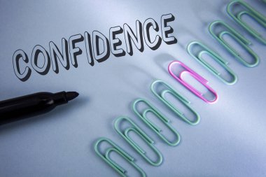 El yazısı metin güven. Değer, asla ama asla şüphe anlam kavramı ilham ve kendini düz mavi arka plan üzerinde ataç ve damgalı yanında yazılı dönüşümü.