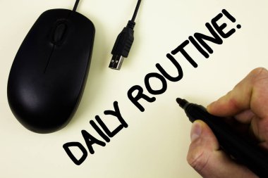 Kavramsal el günlük rutin motivasyonel ara gösterilen yazma. Düz arka plan üzerinde siyah fare işaretçisi tutan adam tarafından yazılmış değişiklikleri getirmek için her gün iyi alışkanlıklar vitrine iş fotoğraf