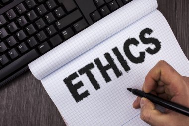 Kavramsal el etik gösterilen yazma. İş fotoğraf metin sağlanmasında eşitlik denge diğerleri arasında el işaretleyicisinde defter üzerinde ahşap arka plan klavye üzerinde yazan ahlaki prensipleri