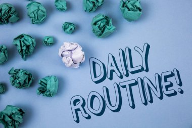Günlük rutin motivasyonel ara yazma el yazısı metin. Düz mavi arka plan buruşuk kağıt topları yanındaki yazılı değişiklikleri getirmek için her gün iyi alışkanlıklar anlam kavramı.