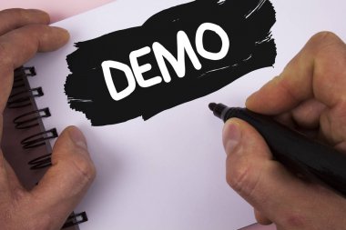 Kavramsal el demo gösterilen yazma. İş fotoğraf metin gösteri ürünleri yazılım şirketleri tarafından her yıl düz arka planda Marker boyalı not etmek üstünde adam tarafından yazıldı görüntülenir.