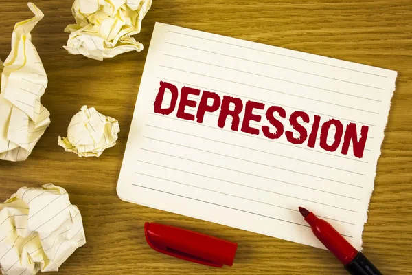 Word metin yazma depresyon. Uykusuz geçen ahşap arka plan Marker kağıt topları yanında gözyaşı not defteri kağıda yazılı anksiyete bozukluğu olması ile iş stresi için iş kavramı
