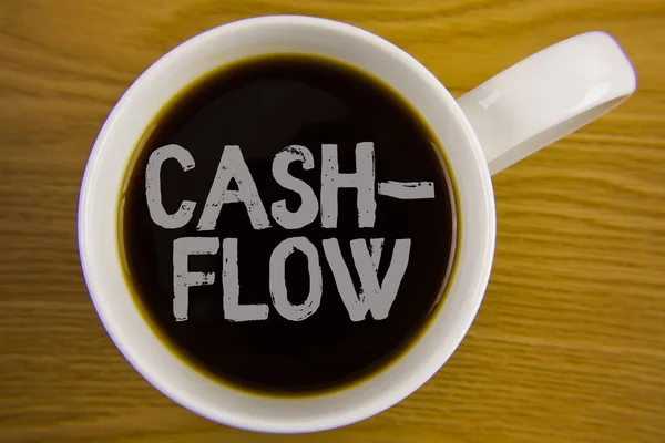 Word szövegíráshoz Cash-Flow. Üzleti koncepció a virtuális mozgás, a vállalat Pénzügy Tanszék statisztikák írt a fekete Tea, fehér csészében pénz forgalomba fából készült asztal. Szemközti nézet. — Stock Fotó