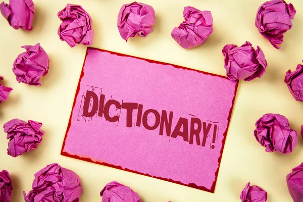 书写笔记显示字典激励调用。商业照片展示学习另一个 vocabs 和同义词写在粉红色粘纸条纸上的纯背景粉红色的纸球. — 图库照片