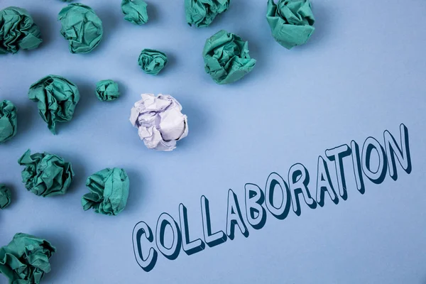 Écriture manuscrite de texte Collaboration. Concept signifiant partenariat des industries mondiales avec le travail d'équipe pour aider les autres à gagner écrit sur fond bleu uni boules de papier froissées à côté de lui . — Photo