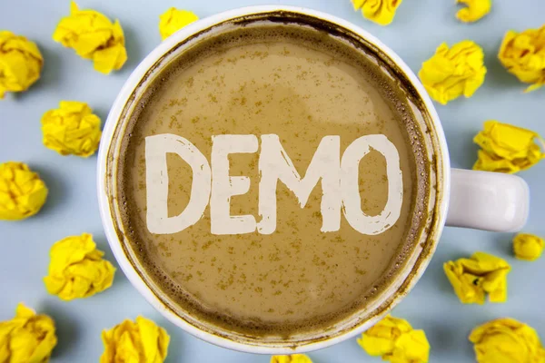 Escritura a mano conceptual mostrando Demo. Texto de la foto del negocio Demostración de productos por empresas de software se muestran anualmente escrito en café en taza dentro de bolas de papel sobre fondo liso . — Foto de Stock