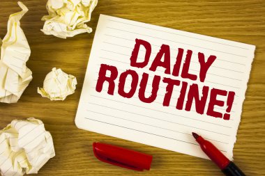 Word metin günlük rutin motivasyonel ara yazma. Ahşap arka plan Marker kağıt topları yanında gözyaşı not defteri kağıda yazılı değişiklikleri getirmek her gün iyi alışkanlıklar için iş kavramı
