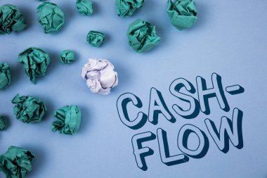 Nakit akışı yazma el yazısı metin. Kavram sanal hareket para istatistik düz mavi arka plan buruşuk kağıt topları yanındaki yazılı şirket finans bölümü tarafından anlamı.