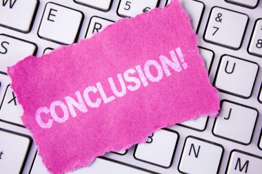 Kavramsal el sonuç motivasyonel ara gösterilen yazma. İş fotoğraf bir hikaye Inspirational quotes gözyaşı yapışkan not kağıdına yazılı ile vitrine beyaz klavyede yerleştirilir.