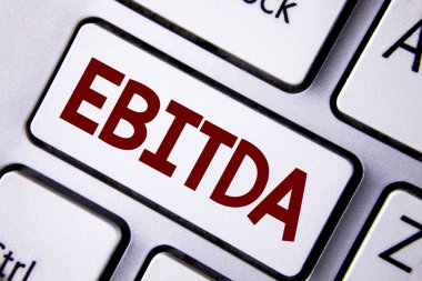 Word metin yazma FAVÖK. İş kavramı önce vergi beyaz klavye anahtar üzerinde kopya alanı ile yazılı şirket performansını değerlendirmek için ölçülür kazanç için. Üstten Görünüm.