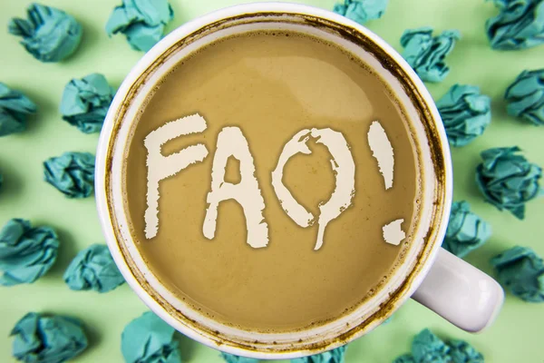 Текст для написания слов Faq Call. Деловая концепция для часто задаваемых вопросов для прояснения путаницы, написанной на чай в белом чашке в рамках мятых бумажных шариков на простом фоне . — стоковое фото