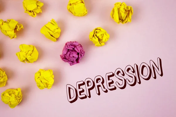 Κείμενο πινακίδα που δείχνει την κατάθλιψη. Εννοιολογική φωτογραφία εργασιακού άγχους με άγρυπνες νύχτες με διαταραχή άγχους, γραμμένο σε απλό φόντο ροζ μπάλες τσαλακωμένο χαρτί δίπλα. — Φωτογραφία Αρχείου