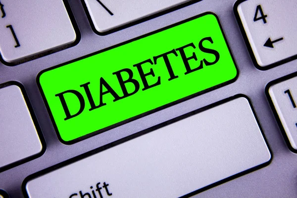 Handgeschreven tekst Diabetes. Begrip betekenis van medische aandoening gediagnosticeerd met verhoogde hoog niveau suiker geschreven op de groene toets knop op witte toetsenbord met kopie ruimte. Bovenaanzicht. — Stockfoto