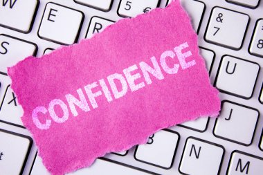 Kavramsal el güven gösterilen yazma. İş fotoğraf vitrine değer, asla ama asla şüphe ve ilham kendini beyaz klavyede yerleştirilen gözyaşı yapışkan not kağıt üzerinde yazılı dönüşümü.