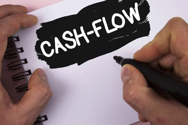Fogalmi kézi írás, Cash-Flow mutató. Üzleti fénykép szöveg virtuális mozgását a pénz, a vállalat pénzügyi osztály statisztika írta ember a Jegyzettömb festett a sima háttérben Marker. — Stock Fotó