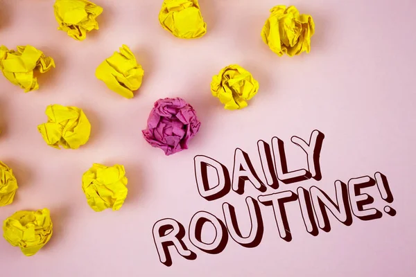 Sinal de texto mostrando Daily Routine Motivational Call. Foto conceitual Todos os dias bons hábitos para trazer mudanças escritas em fundo rosa simples bolas de papel enrugadas ao lado dele . — Fotografia de Stock