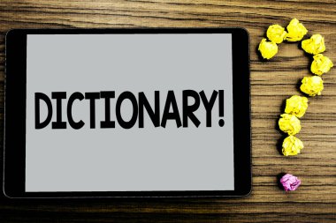 Kavramsal el sözlük motivasyonel ara gösterilen yazma. İş fotoğraf vitrine başka bir vocabs öğrenme ve Top Kağıt sormak eşanlamlıları Tablet ekranda ahşap yazılı kitaptan arka plan