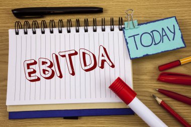 Kavramsal el FAVÖK gösterilen yazma. İş fotoğraf metin önce vergi Noteoad üzerinde ahşap arka plan bugün kalem kalem yanındaki yazılı şirket performansını değerlendirmek için ölçülür kazanç