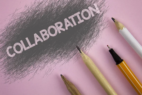 Signe texte montrant Collaboration. Photo conceptuelle Partenariat industriel mondial avec le travail d'équipe pour aider les autres à gagner écrit sur fond rose Stylo et crayons à côté . — Photo