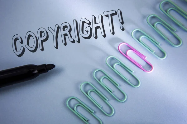 Handschrift Text Urheberrecht Motivationsaufruf. Konzept, das bedeutet, Nein zu geistigem Eigentum zu sagen, das auf einfachen blauen Büroklammern und einem daneben befindlichen Marker geschrieben steht. — Stockfoto
